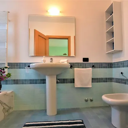 Oda ve Kahvaltı Apuana 4*